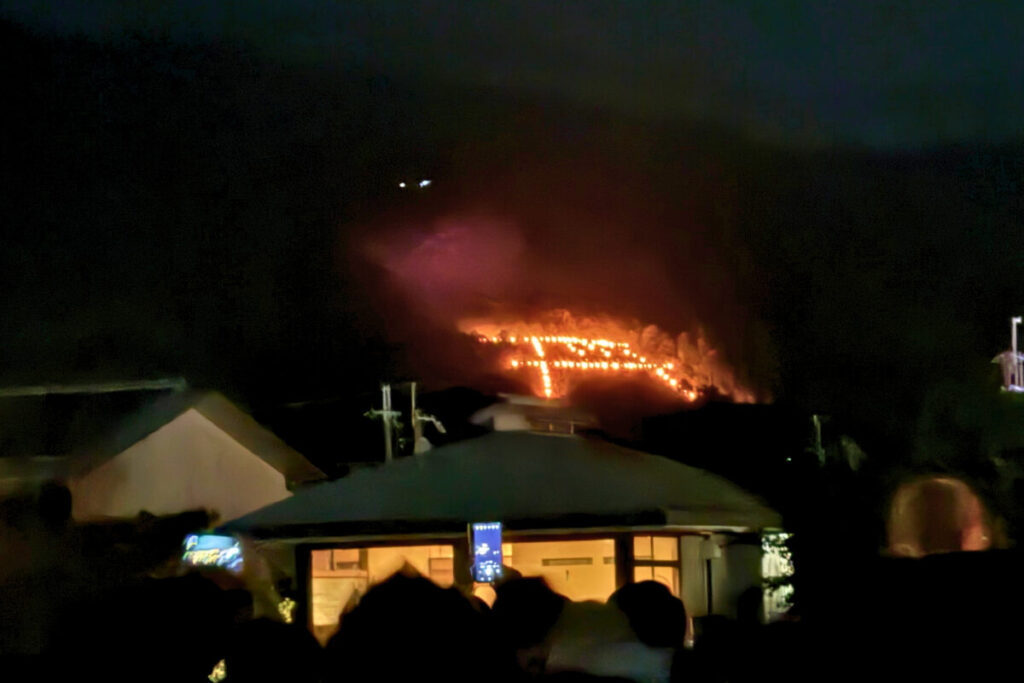 渡月橋から見た五山送り火の鳥居形