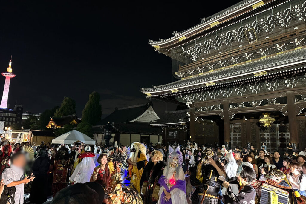 京都夜市「百鬼夜行」に集まった妖怪と来場者