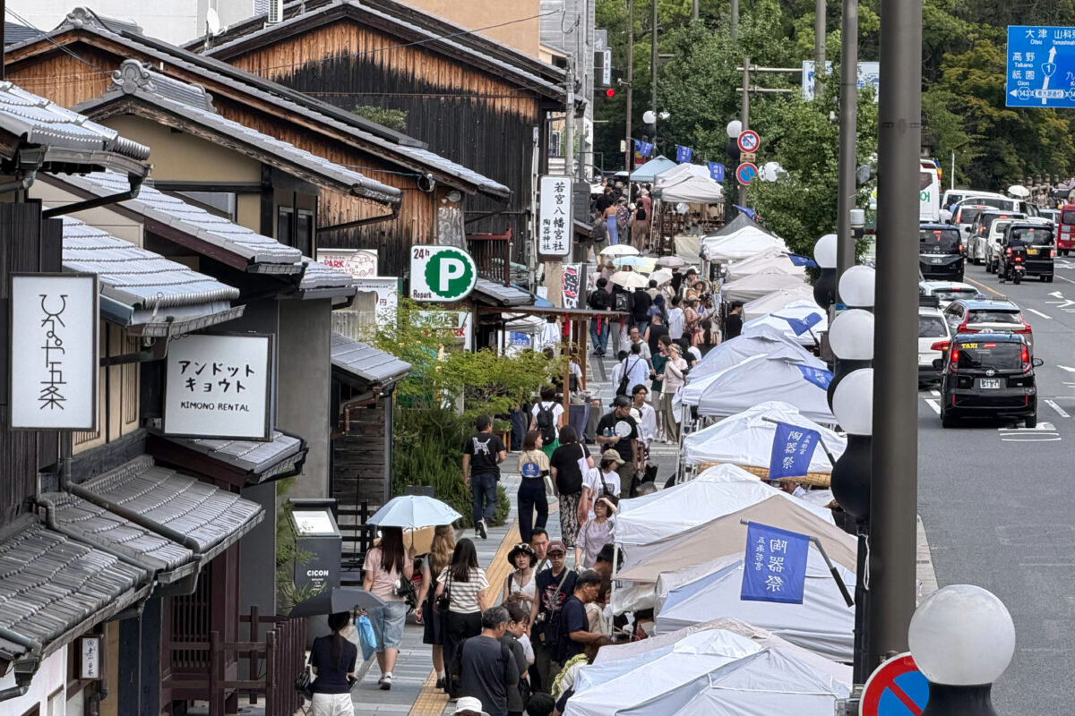 五条若宮陶器祭でにぎわう五条坂とやきもののテント