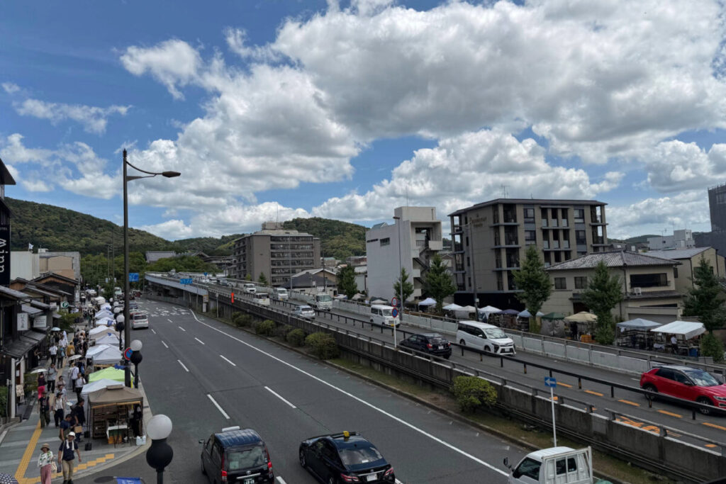 五条若宮陶器祭でにぎわう五条坂、両側に並ぶやきもののテント
