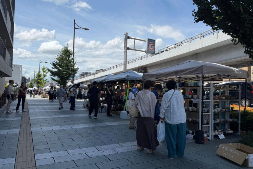 五条若宮陶器祭で今年拡大した五条通南側のテント