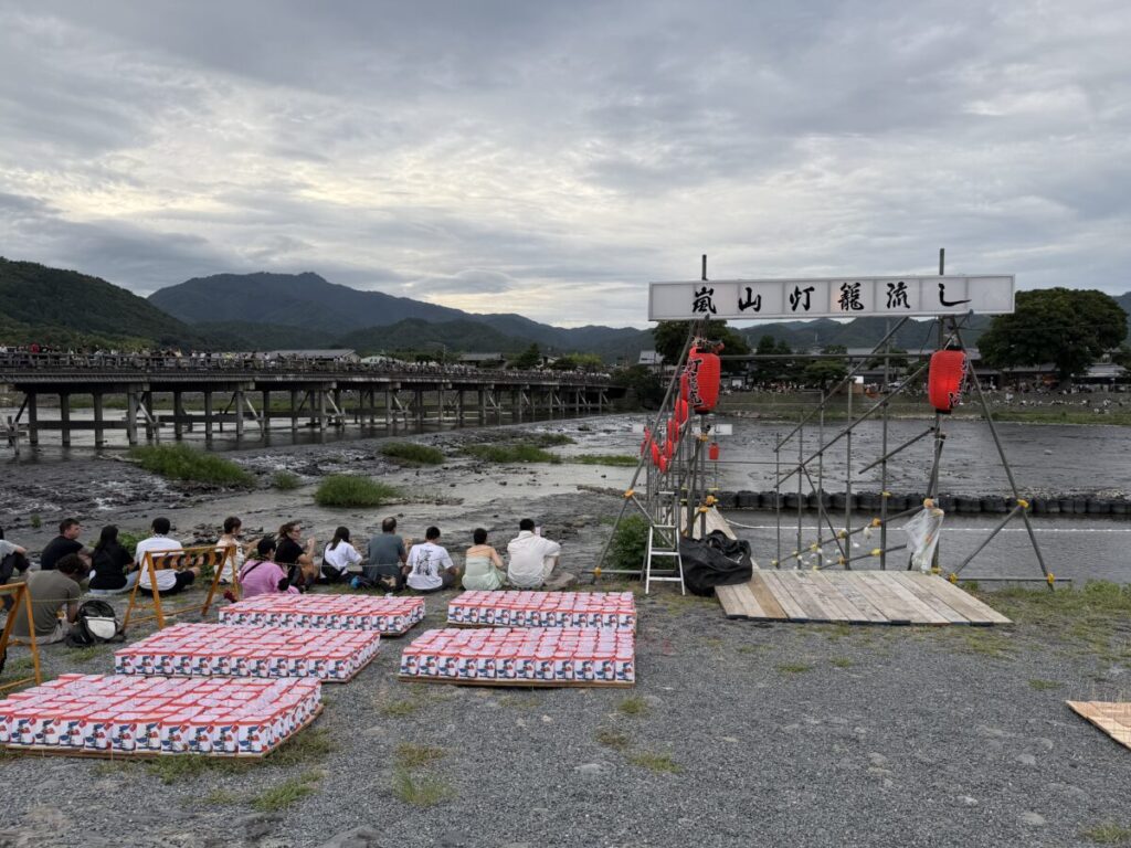 嵐山中ノ島公園の灯籠流しスタート地点と奥に見える渡月橋