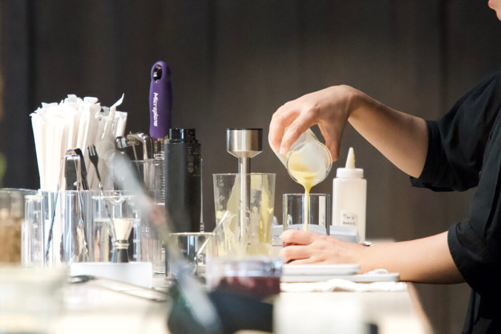 お匙 京都のFerment Barで甘酒スムージーを作る様子