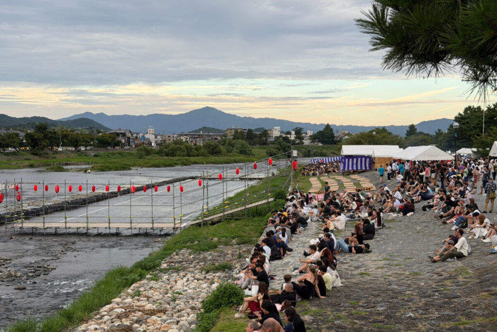 嵐山灯籠流し開始前の中ノ島公園と桂川沿いの様子