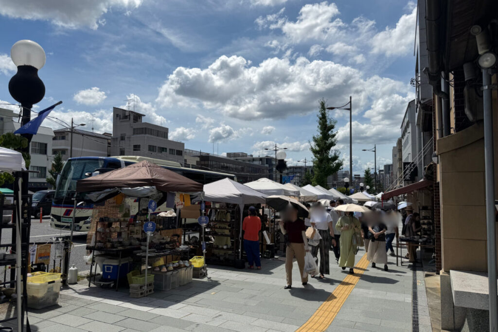 五条若宮陶器祭でテントが並ぶ坂道の五条坂