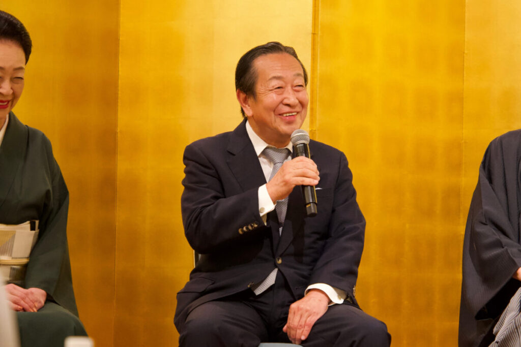 寄贈式後の質疑応答に応じる、京都伝統伎芸振興財団の鈴鹿且久理事長