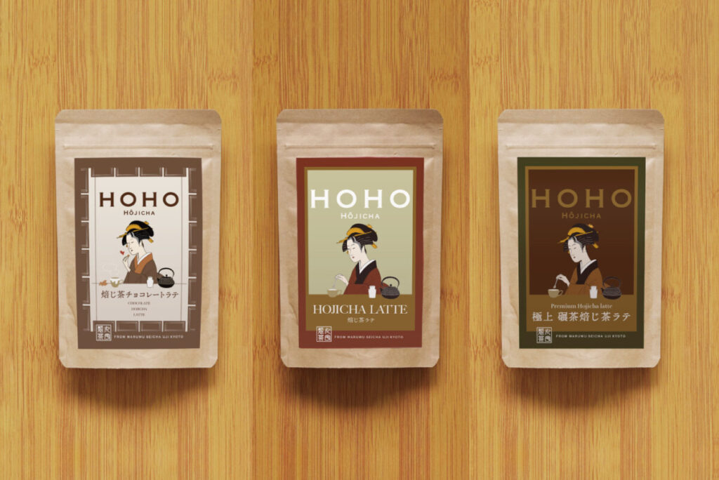 宇治「HOHO HOJICHA 焙茶専門店」が京都ポルタでPOP-UP開催_「焙じ茶チョコレートラテ」¥780/「焙じ茶ラテ」¥730/「極上 碾茶焙じ茶ラテ」¥830(すべて税込)