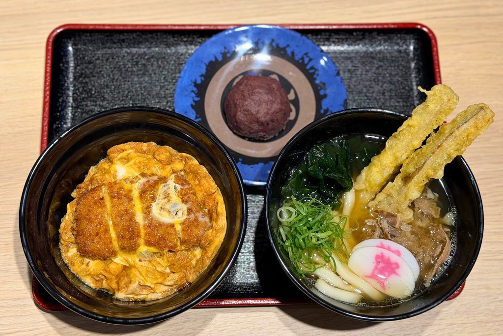 資さんうどん京都桂店の定番しあわせセット 肉ごぼ天うどん・ミニカツとじ丼・ミニぼた餅