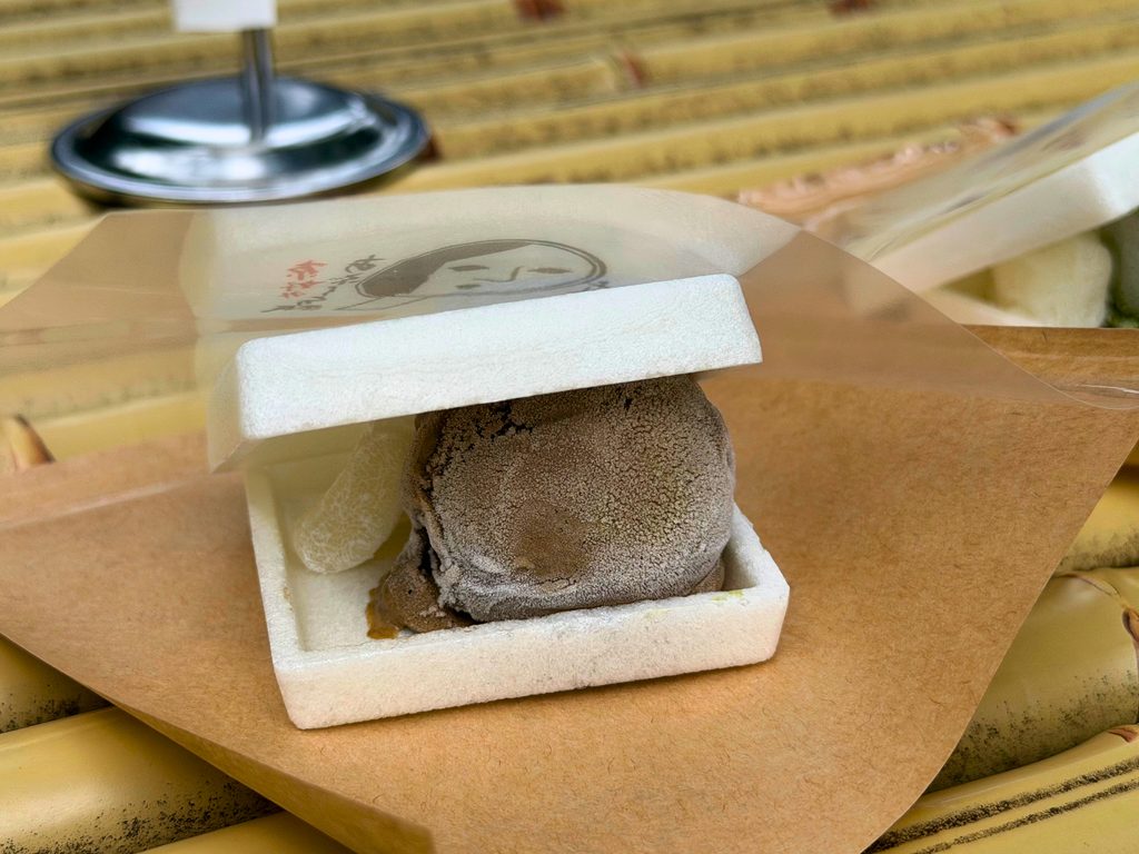 ほうじ茶アイスと求肥を挟んだあぶらとり紙スイーツ ほうじ茶アイスもなか