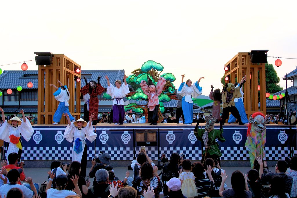 怪々YOKAI祭2026で妖怪と一緒にダンスを踊る観客