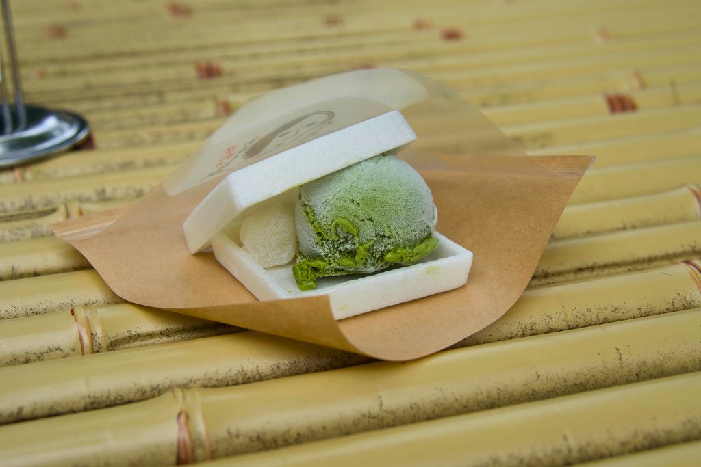 抹茶アイスと求肥を挟んだあぶらとり紙スイーツ 抹茶アイスもなか
