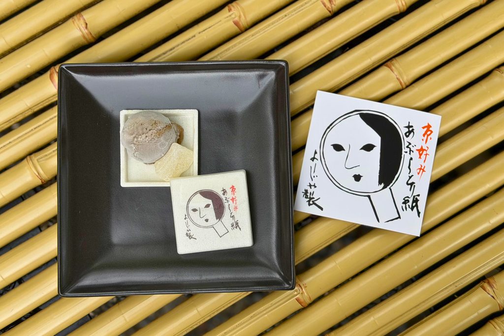 よーじやのあぶらとり紙と白いもなかを並べた様子