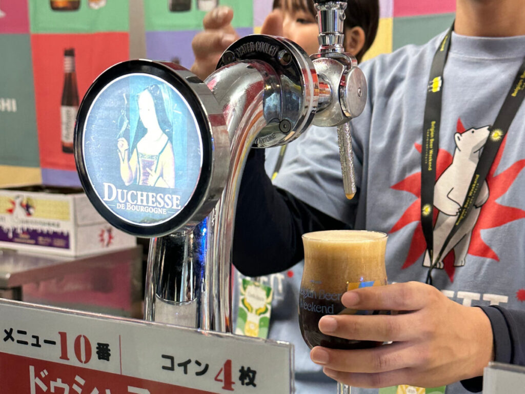 ベルギービールウィークエンド京都の会場で、専用グラスに生ビールを注ぐスタッフ