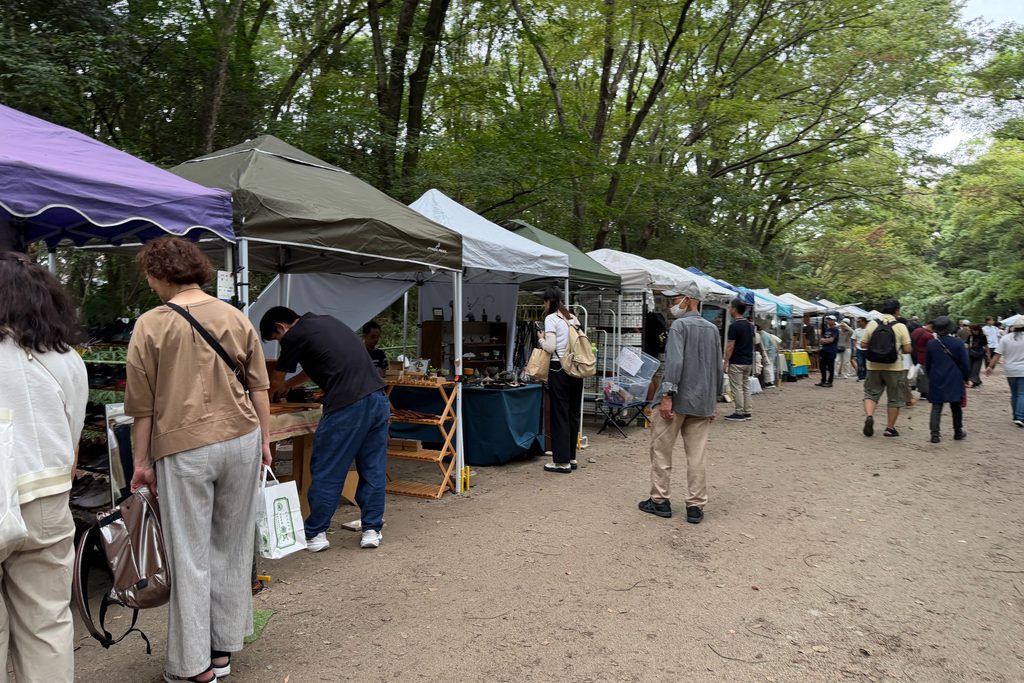 下鴨神社・糺の森の参道沿いに並ぶ手づくり雑貨のブース