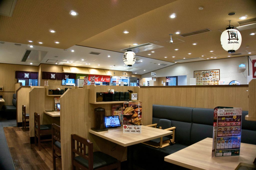 資さんうどん 京都桂店の店内
