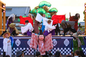 怪々YOKAI祭2026のステージで踊る妖怪とダンサー