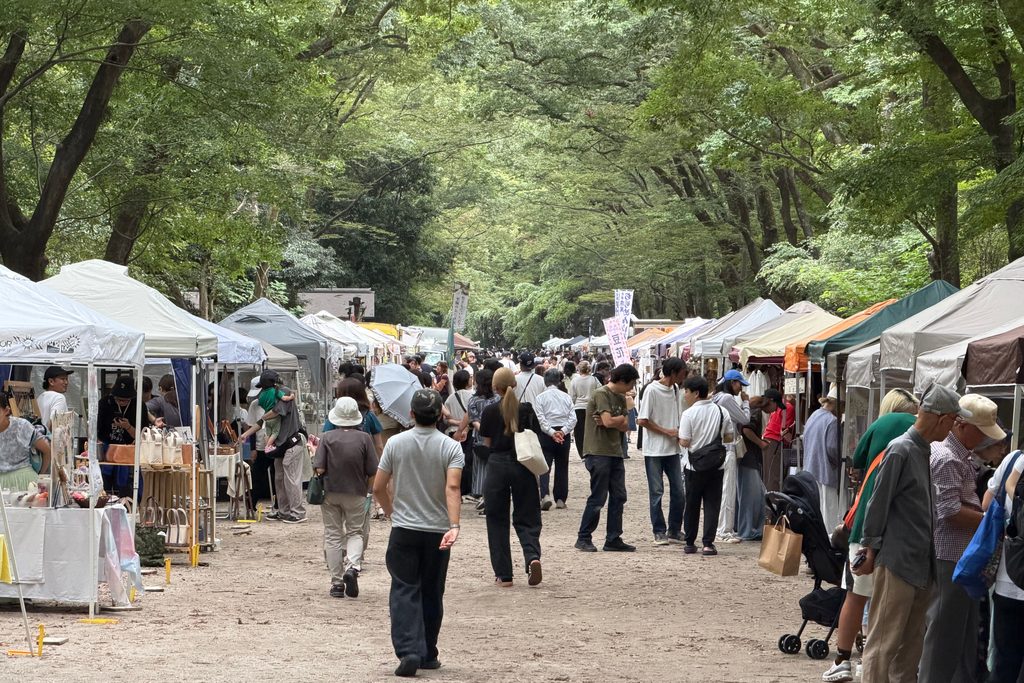 下鴨神社・糺の森の参道に手づくり雑貨や飲食のブースが並ぶ「第55回 森の手づくり市」
