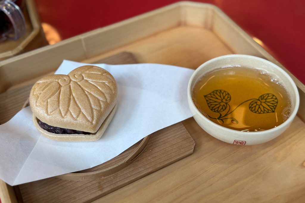 双葉葵の形をした葵のもなかとお茶