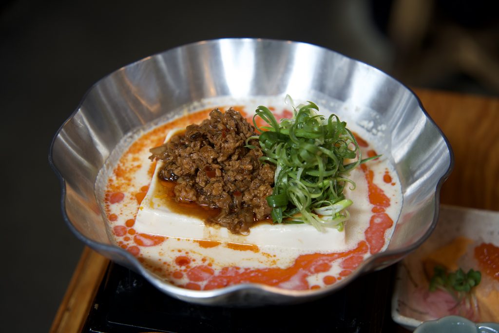 豆乳と貝出汁のスープに麻婆餡と青ねぎをのせた麻婆とうふ
