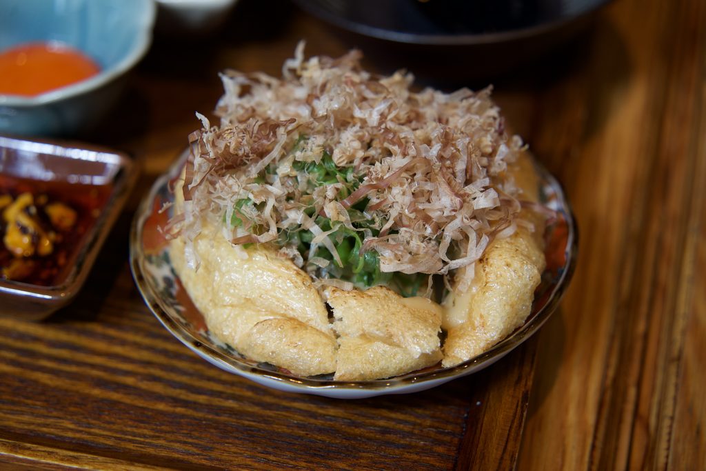 鰹節と青ねぎをのせた揚げたてのおあげ