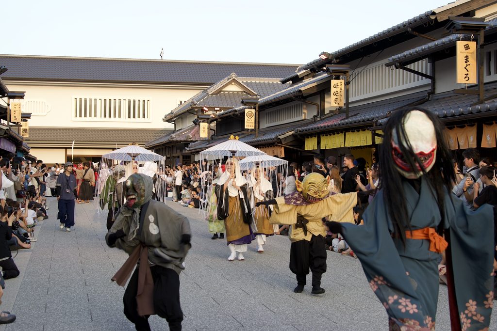 太秦映画村の京の町を練り歩く百鬼夜行の妖怪たち