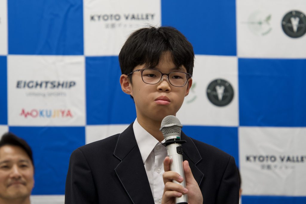 マイクを持ってKIVALLOS京都のチーム名への思いを話す山本眞右さん