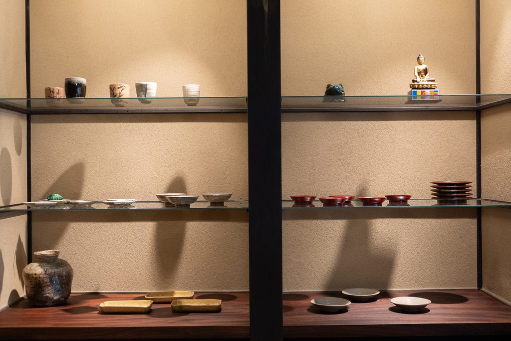 茶寮 清水一芳園の店内に並ぶ器