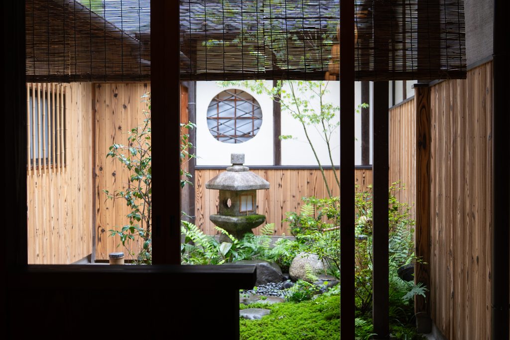 茶寮 清水一芳園のカウンター席から望む庭