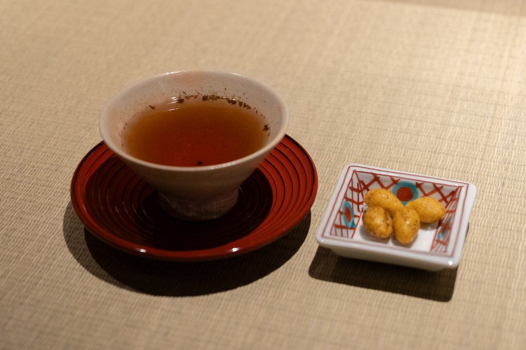 茶甘味八寸の最初に提供されるほうじ茶香るおだしと揚げ銀杏