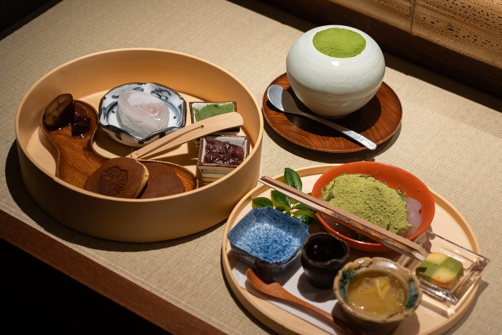 二つの盆に季節の甘味を盛り付けた茶寮 清水一芳園の茶甘味八寸