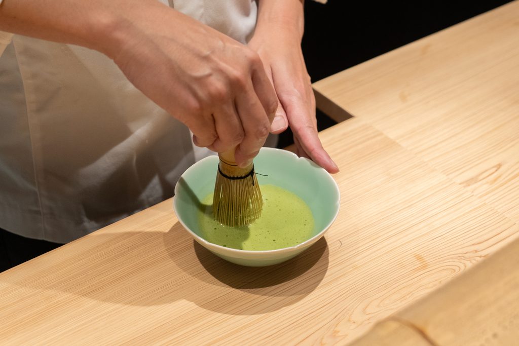 茶寮 清水一芳園で抹茶を点てる様子