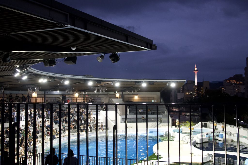 京都タワーを望む夜のイルカスタジアム西側テラス