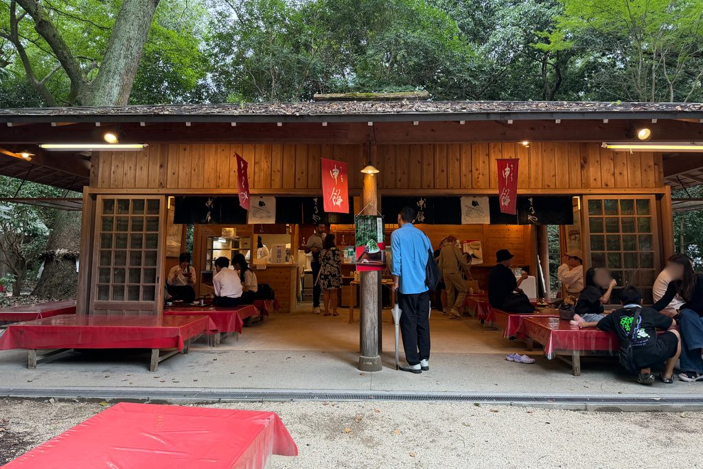 下鴨神社の休憩処さるや。赤い毛氈を敷いた縁台が並ぶ外観