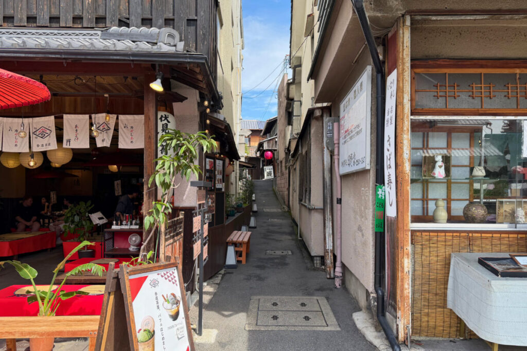 京別邸 鶏雫へ続くConcon伏見稲荷の路地入口
