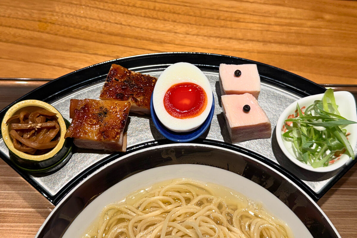 銀の潮そばと阿波尾鶏のチャーシューや濃紅卵などの別添えトッピング
