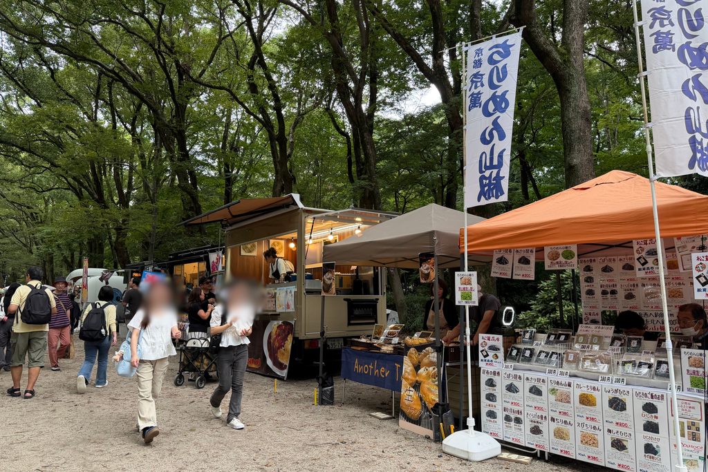 森の手づくり市に並ぶキッチンカーと飲食ブース