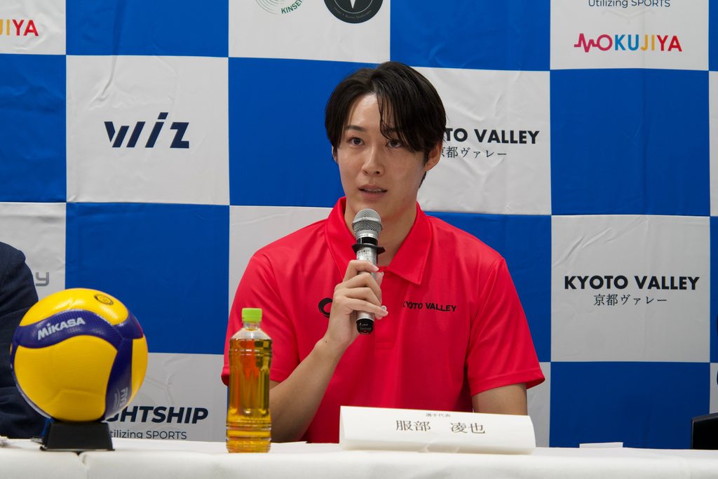 記者会見で第一期生を代表して話す服部凌也選手