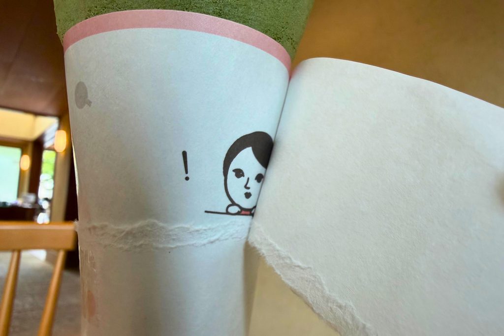 抹茶クレープの包み紙から現れるよーじやのキャラクター