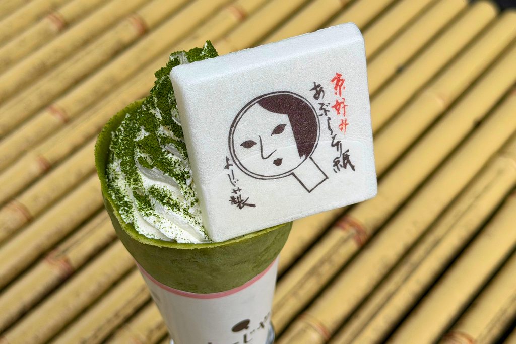 あぶらとり紙をイメージした白いもなかをのせた抹茶クレープ