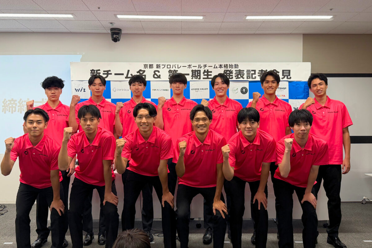 KIVALLOS京都の第一期生13人が記者会見で並ぶ様子