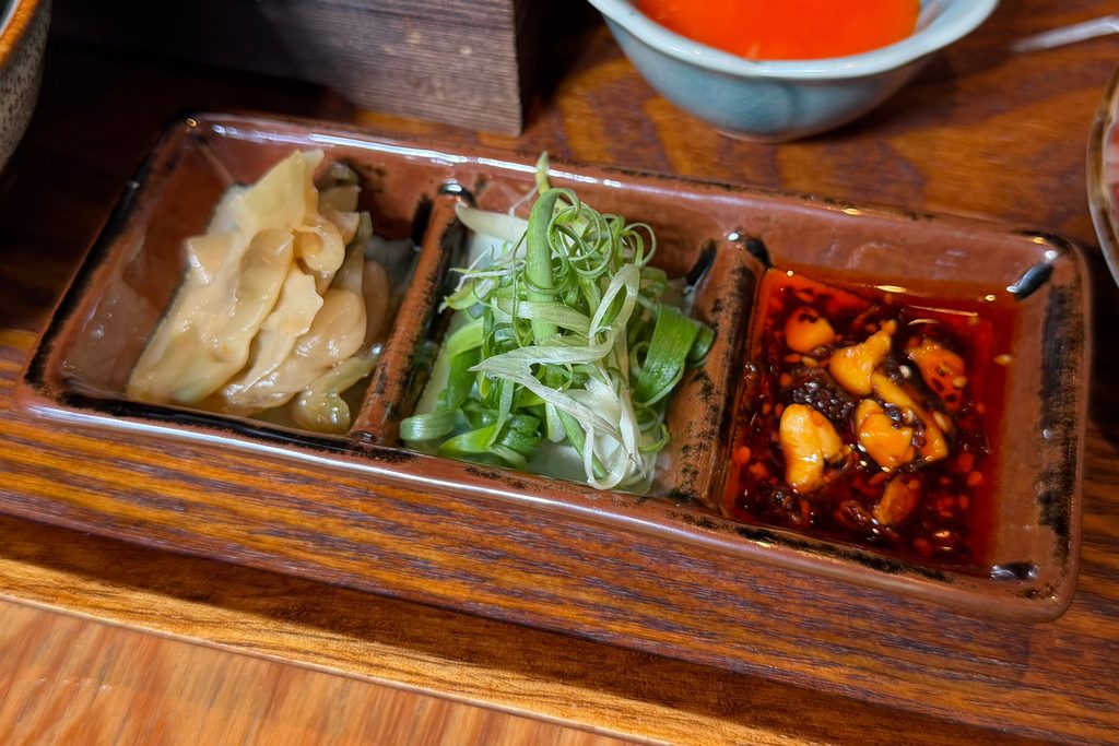 麻婆とうふ定食に付くザーサイ、青ねぎ、自家製の食べるラー油