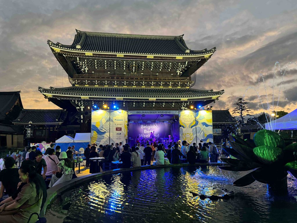 夜の東本願寺前で、ステージライブとベルギービールを楽しむ来場者