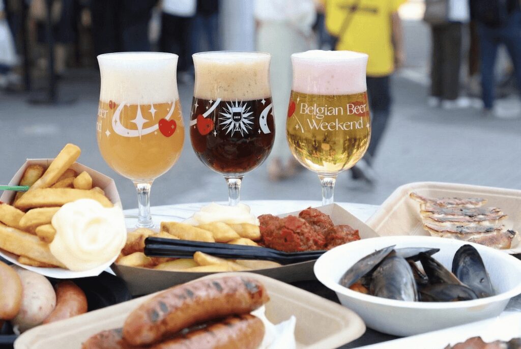 フリッツ、ムール貝、ソーセージと、3種類のベルギービールが並ぶテーブル
