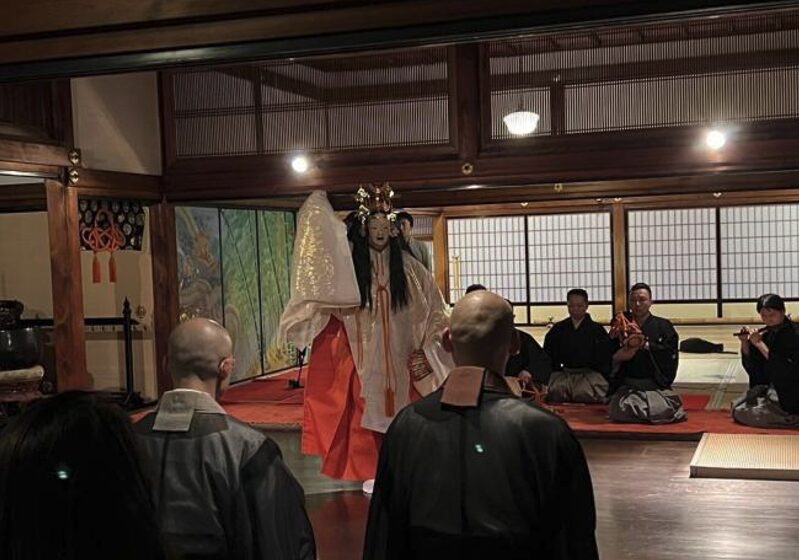 高台寺の方丈内で上演される能「羽衣」のイメージ