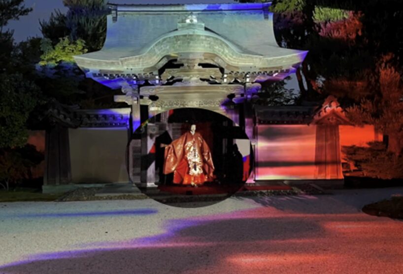 高台寺の勅使門前で行われる能舞のイメージ