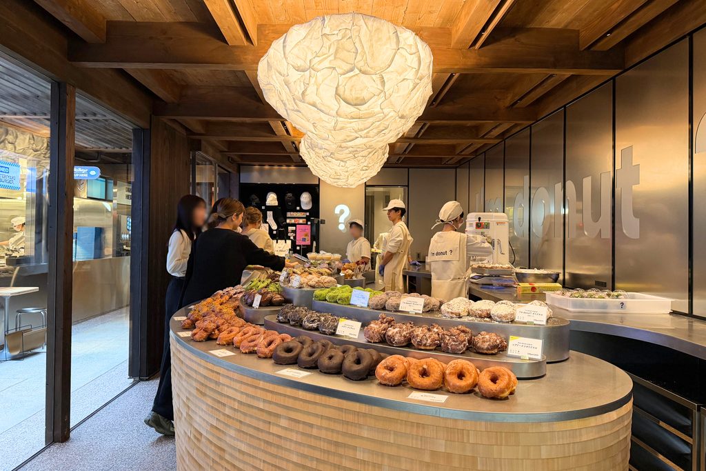 - 曲線状の陳列台にドーナツが並ぶI’m donut?京都寺町の売り場