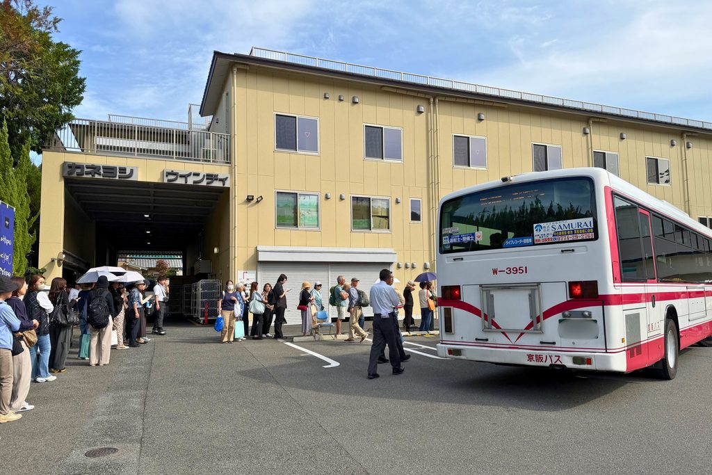 清水焼団地に停車するKYOPO臨時直通バスと乗り場の様子