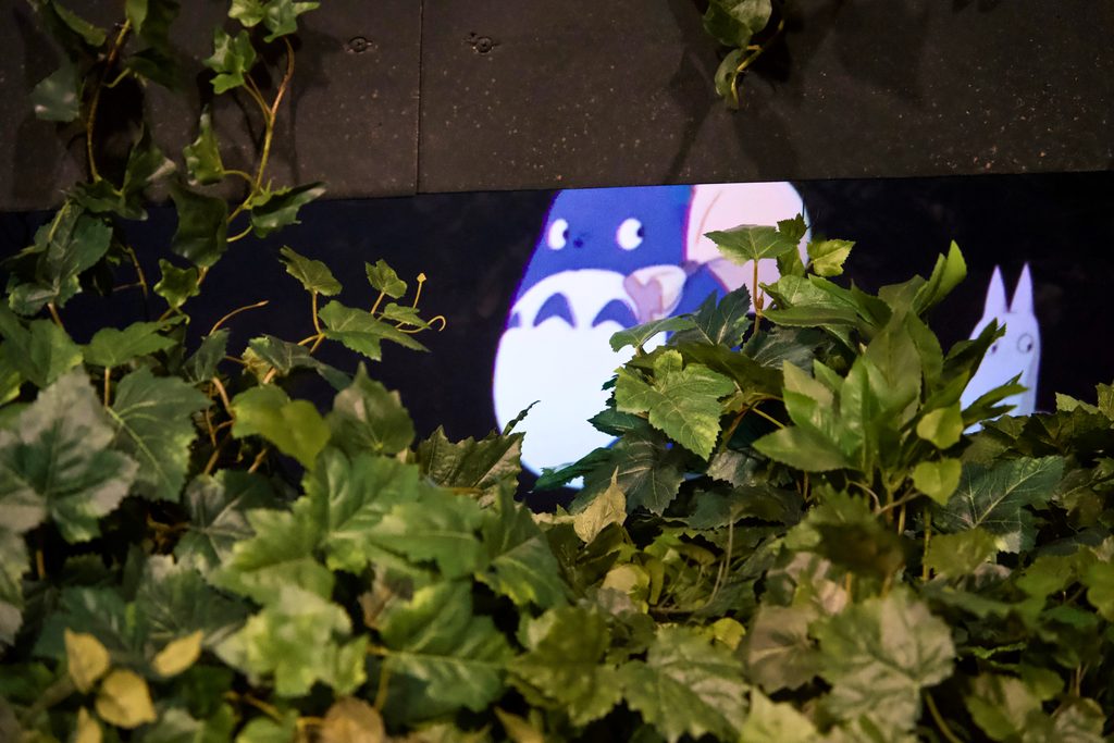 「お茶をどうぞ」へ向かう途中の風景に隠れたトトロ