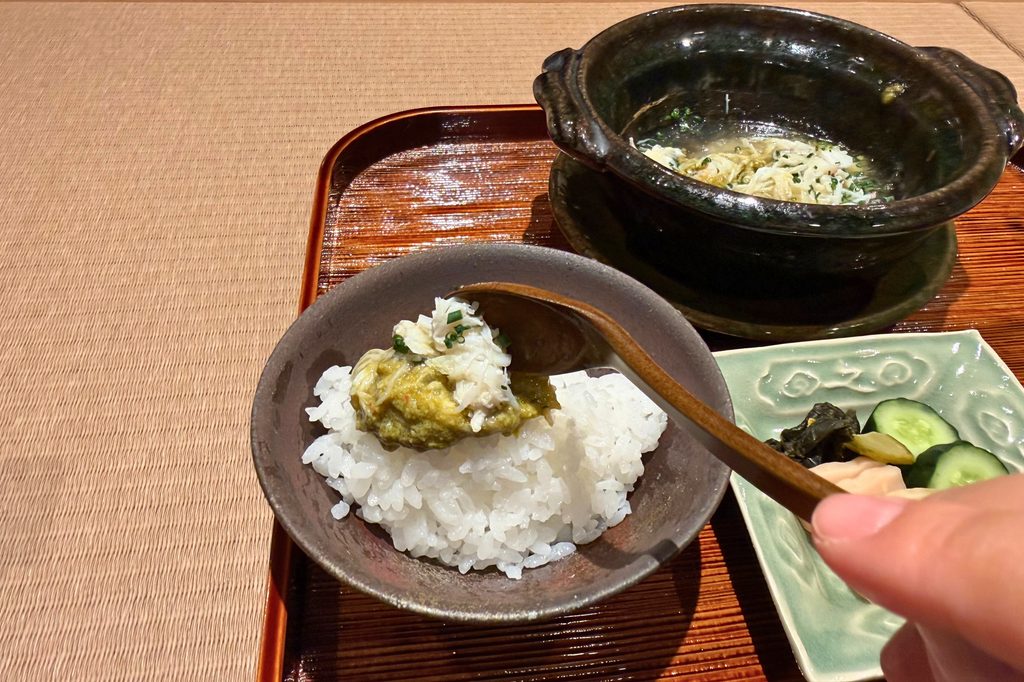 かにじぇんぬ 祇園限定のフカヒレ蟹あんかけを丹波産キヌヒカリのご飯にのせた様子
