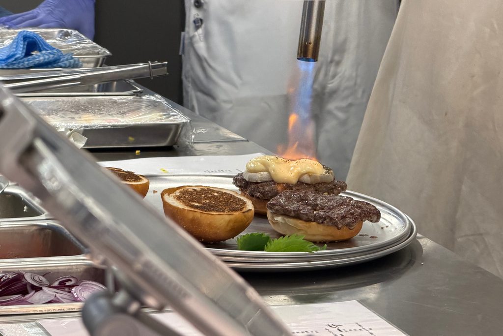 Neo Nice Burgerのオープンキッチンでバーガーを仕上げる様子